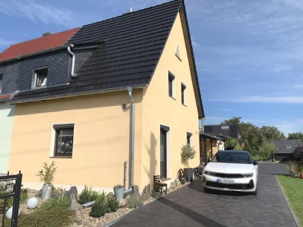 Straßenansicht - Haus kaufen in Glaubitz - DHH mit Carport u. großem Grundstück