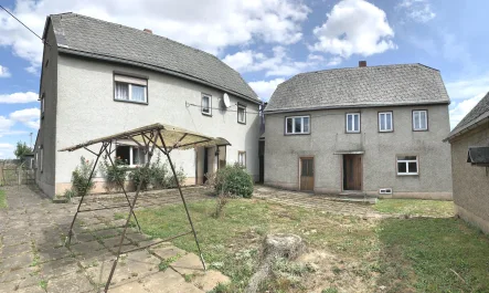 Hofansicht - Haus kaufen in Hartha - Landhaus mit Abstellgebäude u. Garage