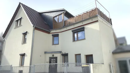 Hofansicht - Haus kaufen in Döbeln - Reiheneckhaus mit Garage u. Dachterrasse