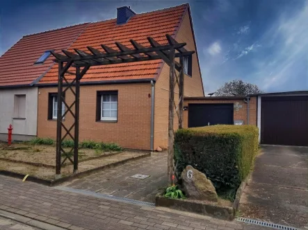 Doppelhaushälfte - Haus kaufen in Tangermünde - Niedliches Haus Großes Grundstück in begehrter Siedlung