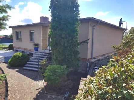 Blick von der Straße - Haus kaufen in Havelberg - Bungalow mit Havelblick