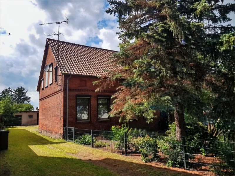 freistehendes Einfamilienhaus - Haus kaufen in Tangerhütte - Freistehendes Haus mit 1000m² Grundstück + Nebengelass