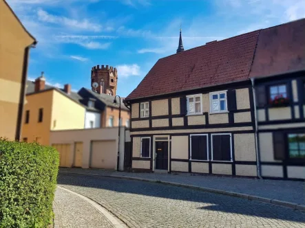 Straßenansicht - Haus kaufen in Tangermünde - Wohnen im historischen Ambiente