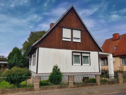 Einfamilienhaus - Haus kaufen in Tangermünde - Freistehendes Haus mit hübschem Garten