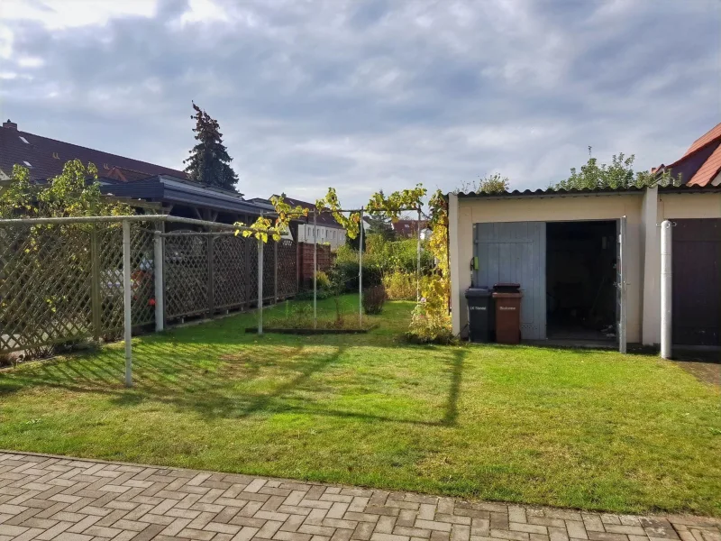 Grünfläche mit Garage