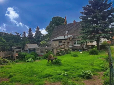 Blick vom Garten - Haus kaufen in Hohenberg-Krusemark - 10% Rendite: Solides Einfamilienhaus