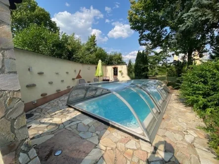 Pool mit Wärmepumpe - Haus kaufen in Leipzig - Zwei Häuser auf traumhaftem Grundstück mit Pool