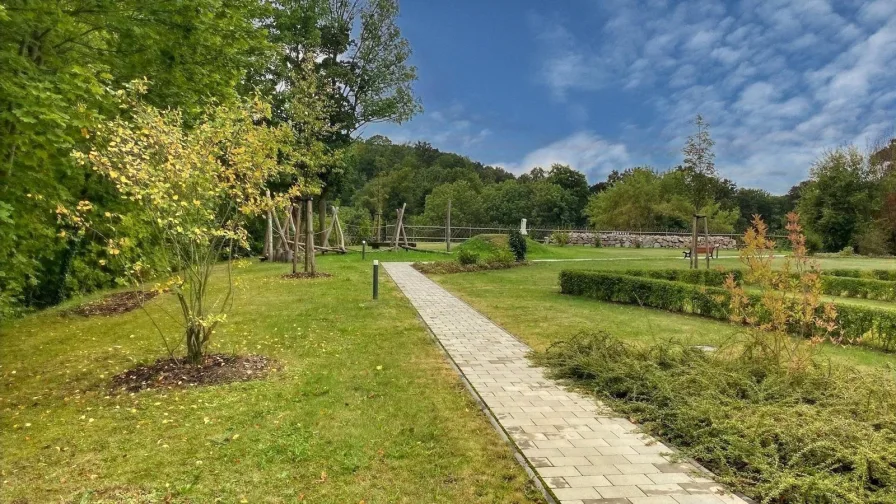 Außenbereich mit Spielplatz