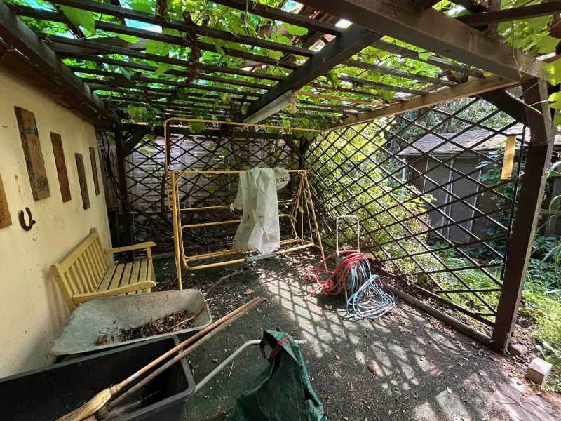 kleine Terrasse mit Pergola