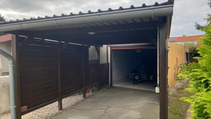 Carport und Garage