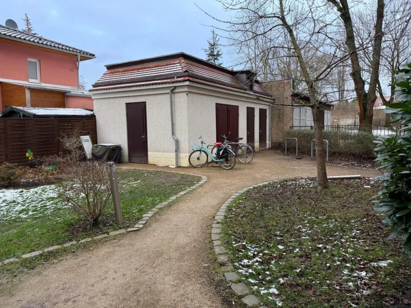 Hof mit Fahrradgarage