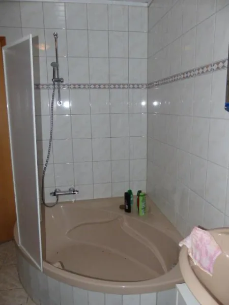 Badewanne mit Duschabtrennung