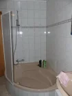 Badewanne mit Duschabtrennung