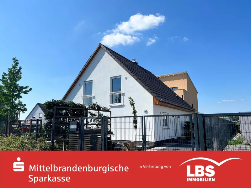Straßenfront mit Einfahrt - Haus kaufen in Blankenfelde-Mahlow - Modernes Wohnen im lang ersehnten Eigenheim!