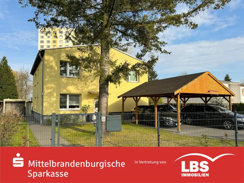 Straßenperspektive mit Carport - Haus kaufen in Potsdam - Ein Zuhause mit Platz für 2 Familien!