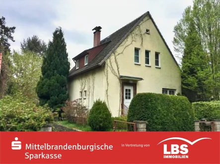 Straßenansicht - Haus kaufen in Kleinmachnow - Ist es Liebe auf den ersten Blick?