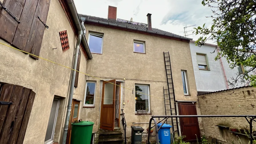 Rückseite vom Haus mit Garten