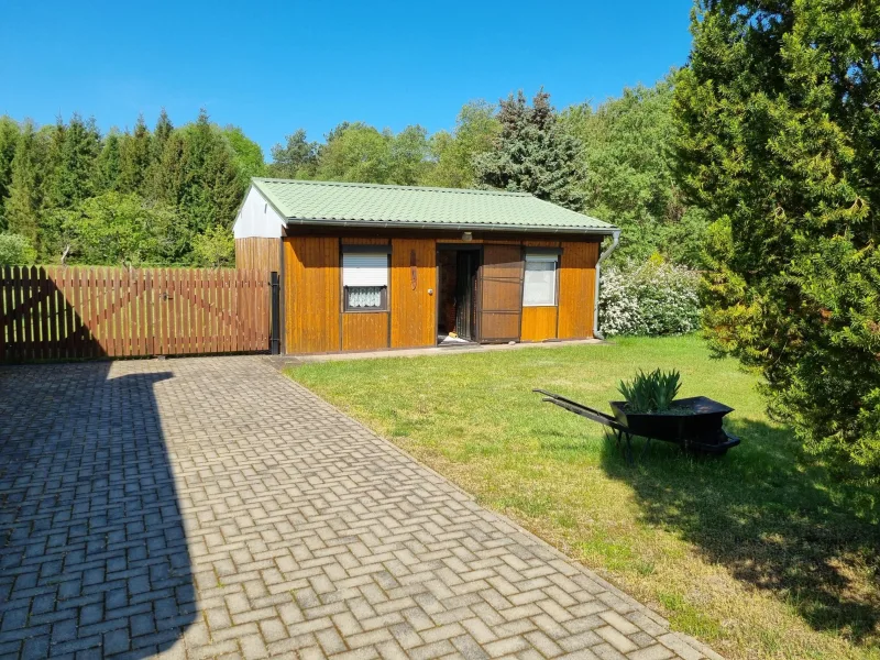 Garten mit Bungalow 