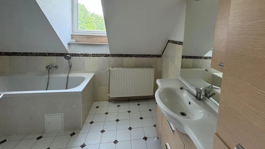 Badezimmer-Wohnung rechts OG