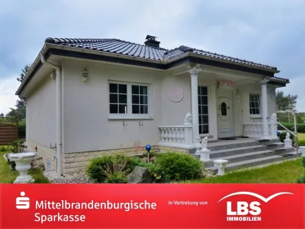 Straßenansicht - Haus kaufen in Fürstenberg - EFH am Waldrand in Havelnähe - mit vielen Extras!