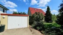 Garage und Weg zum Haus