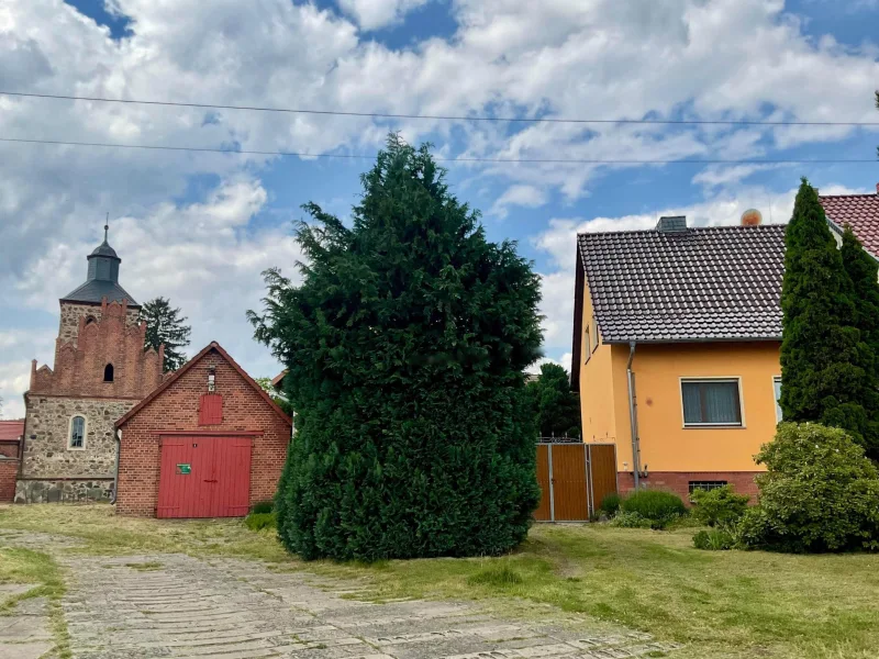 Lage neben der Dorfkirche