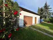 Massive Garage mit Carport