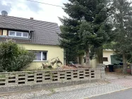 Ansicht mit Garage