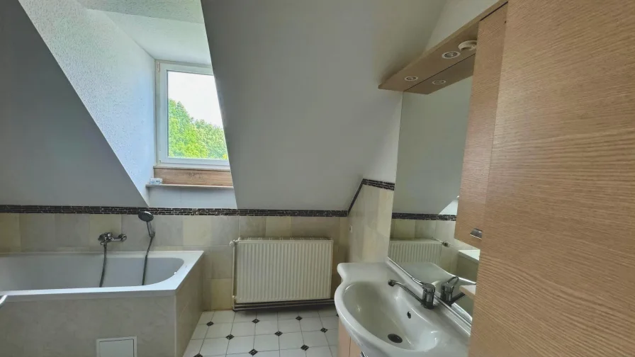 Badezimmer-Wohnung rechts OG