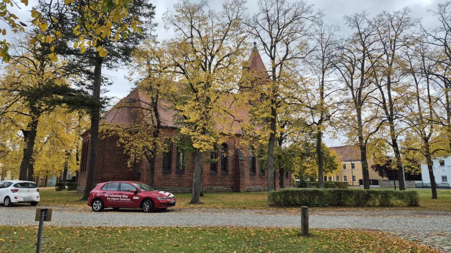 Lage gegenüber der Kirche