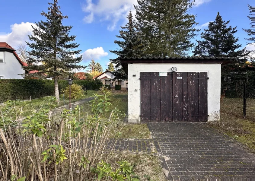 Garage im Einfahrtsbereich