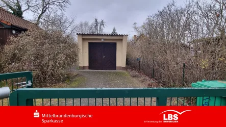 Zufahrt und Garage  - Grundstück kaufen in Blankenfelde - Großes, grünes Grundstück mit Bungalow 