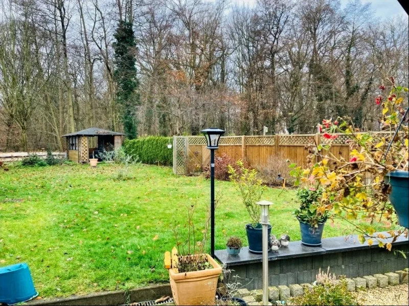 Garten mit Blick in den Wald