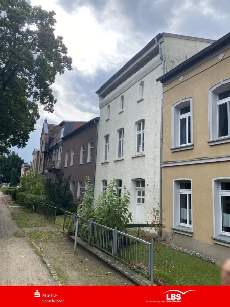 Straßenfront - Zinshaus/Renditeobjekt kaufen in Malchow - Mehrfamilienhaus mit großem Potenzial