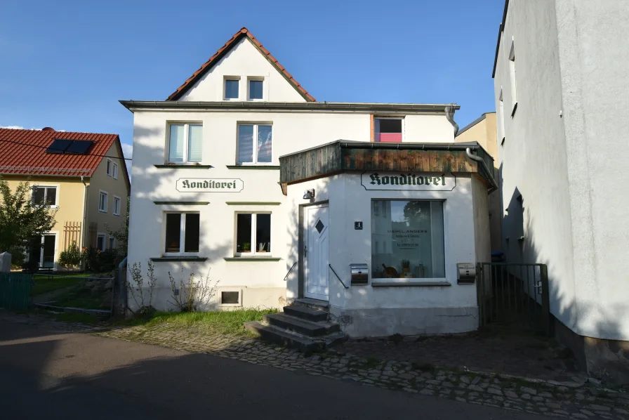 Straßenansicht - Haus kaufen in Radebeul - Stadthaus mit Nebengebäude in Radebeul