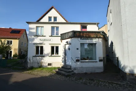 Straßenansicht - Haus kaufen in Radebeul - Jetzt zum Bodenrichtwert erwerben! 