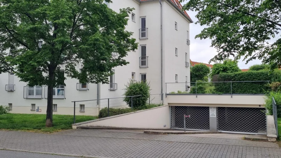 Tiefgaragenzufahrt - Wohnung kaufen in Dresden - 1-Zimmer-Apartment in Dresden-Laubegast