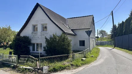 Straßenansicht - Haus kaufen in Elstra - Bestandsgebäude zur Sanierung oder Neubau