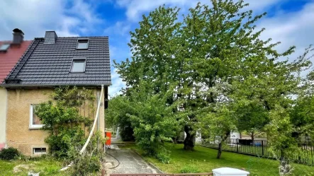 Straßenseite - Haus kaufen in Steina - Sanierungsbedürftige Doppelhaushälfte