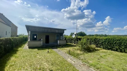 Bungalow - Grundstück kaufen in Thiendorf - Wochenendgrundstück mit kleinem Bungalow