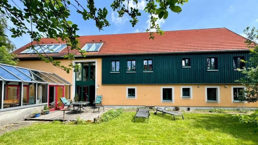 Blick auf Haus und Garten - Haus kaufen in Langebrück - Freistehendes Architekten-Juwel 