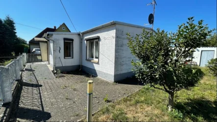 Straßenansicht - Haus kaufen in Dresden - Kleiner Bungalow in Weixdorf