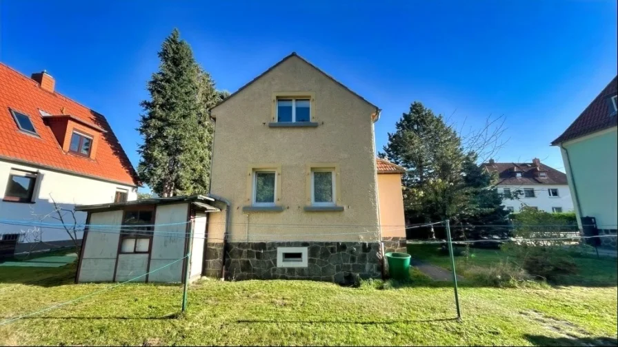 Hausansicht - Haus kaufen in Dresden - Ihr neues Zuhause mit viel Grün 