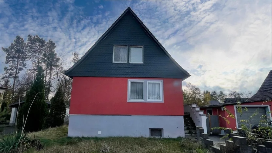 Straßenansicht - Haus kaufen in Lauta - Ihr neues Zuhause mit großem Garten