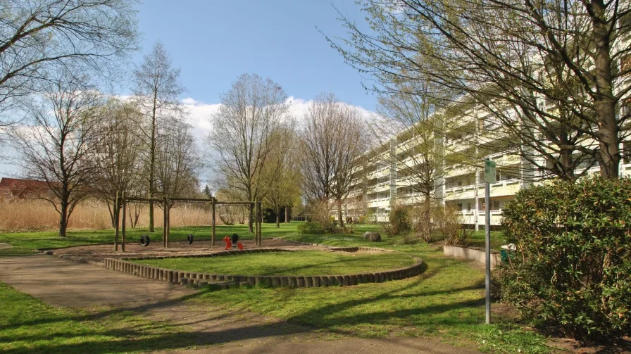 Blick Garten mit Spielplatz