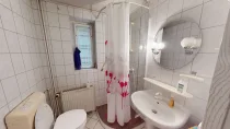 Badezimmer mit Dusche