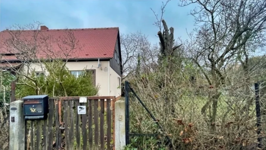 Hausansicht - Haus kaufen in Dresden - Klotzsche - DHH mit Baugrundstück 