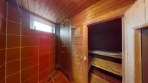 Dusche mit Zugang zur Sauna