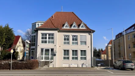 Hausansicht von der Straße - Zinshaus/Renditeobjekt kaufen in Dresden - Moderner Lebensraum - Wohnen und Gewerbe