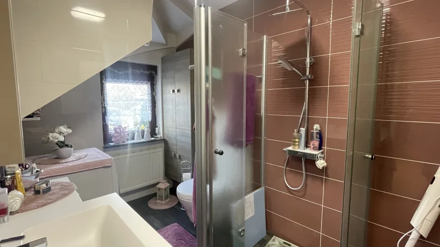 Badezimmer mit Dusche EG